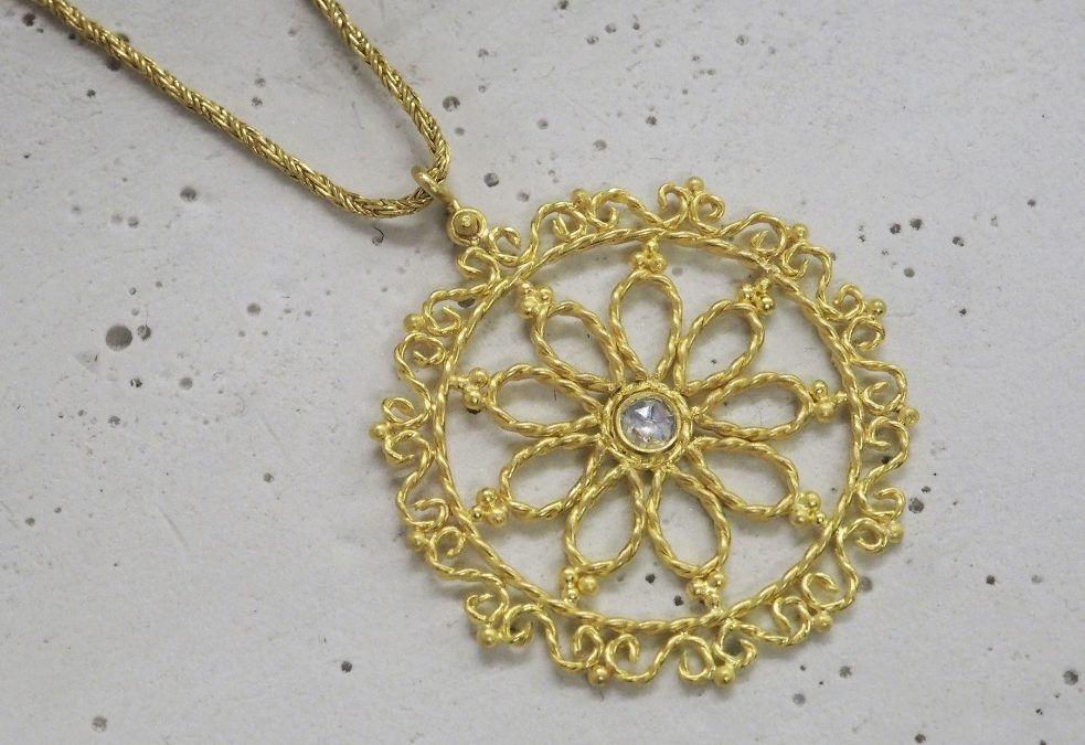 Filigrananhänger mit Diamantrose